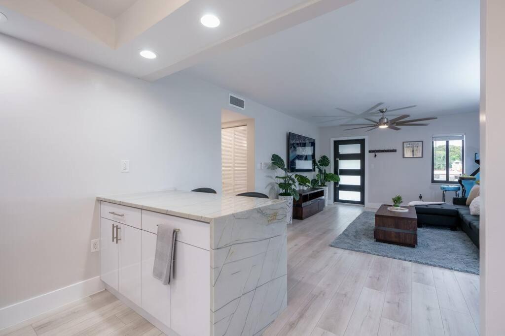New! Miami & Calle Ocho Simpson'S Funhouse! Bagian luar foto